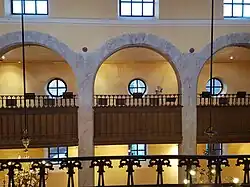 Tribune avec grille et pupitres (détail).