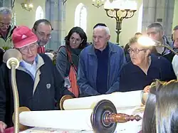 Les rouleaux de la Torah, présentés par des membres de la communauté.