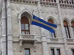 Drapeau sicule sur le parlement.