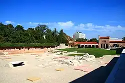 Restes de fondations en pierres blanches dans une cour