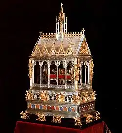 La Sainte-Dextre. Momifiée, la main droite de saint Étienne est une relique conservée dans une chapelle à droite de l'autel.