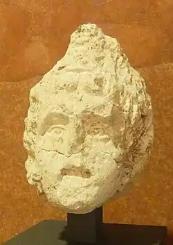 Tête d'Attis, dieu phrygien de la végétation, portant son attribut, un bonnet phrygien.