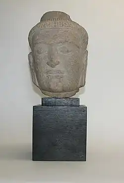 Tête de Boudha Khmer (XIIe&nbsp;siècle).