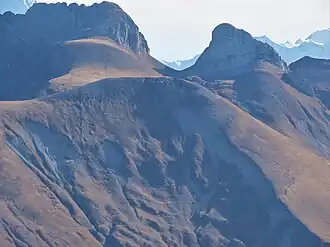 La tête du Château au premier plan et le col de la Forclaz au second plan depuis le Petit Bargy au nord-ouest.