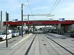 Sensiblement au même endroit que sur le cliché précédent, la RN&nbsp;1 a été transformée par la création de la plate-forme de la ligne 5 du tramway d'Île-de-France, qui a été mise en service le 29 juillet 2013. La route conserve deux files de circulation dans chaque sens.