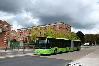 Un autobus articulé sur la liane L2 circulant sur la voie B.H.N.S. près de la station Roi George en direction du terminus Marly.
