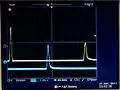 Trace TDR d'une ligne de transmission terminée sur une entrée haute impédance d'un oscilloscope. La trace bleue est l'impulsion vue à l'extrémité. Elle est décalée pour que la ligne de base de chaque canal soit visible.
