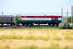 Description de l'image TE33A-0175 with freight train, side view.jpg.