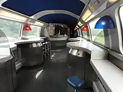 Intérieur d'une rame de 1re&nbsp;génération : la voiture-bar.