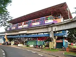 L'Aeromovel, un chemin de fer atmosphérique inauguré en 1989. Le rail de béton constitue un tube pneumatique. Le véhicule est relié à une plaque dans le tube propulsée par la pression de l'air.