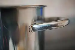 Soudure par point d'une poigné sur une casserole.