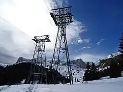 Téléphérique de Bure en 2015 - Nouveau (à gauche), ancien (à droite, démantelé depuis)