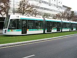 La rame Citadis 402 no&nbsp;318 entre Balard et Pont du Garigliano.