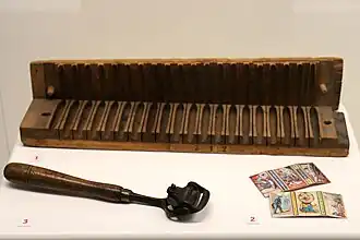 Moule à cigare, écoteuse, boîtes d'allumettes.