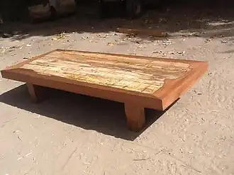 Table en bois fossile (Madagascar).