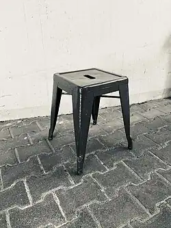 Tabouret métallique par Xavier Pouchard pour Tolix, France, 1945.