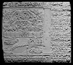 Table iliaque : bas-relief illustrant des scènes des poèmes homériques et du cycle troyen – ici, de l’Ilioupersis, de l’Iliade, de la Petite Iliade et de l’Éthiopide. Calcaire, œuvre romaine, Ier&nbsp;siècle&nbsp;av. J.-C.