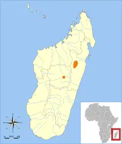 Carte de l'île de Madagascar, avec deux zones marquées où l'espèce a vécu ou elle a pu vivre, dans la moitié supérieure de l'île et à l'intérieur des terres.