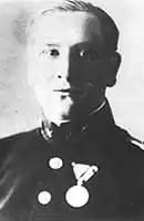 Photo noir et blanc d'un homme en uniforme avec une médaille à la poitrine