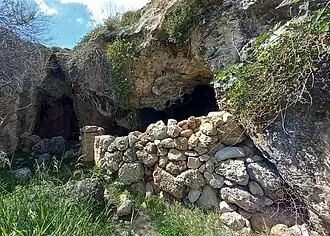 Grotte localisée sur le site du Ténare, potentiellement le lieu où se déroulait l'oracle des morts de Poséidon.