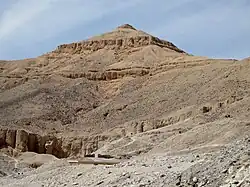 montagne rouge pointue