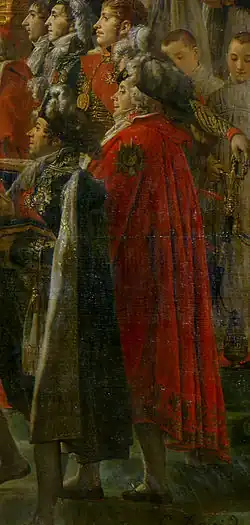 Morceau de peinture représentant plusieurs personnages chamarrés, debout en grand habit, de profil et regardant vers la gauche. Parmi eux, au centre, un large personnage en cape rouge avec une grande médaille en forme d'étoile sur l'épaule, chapeau noir à plumes blanches, bas blancs et souliers noirs.