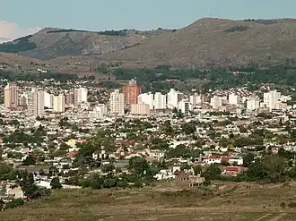 La ville de Tandil, entourée par les sierras du système de Tandilia&nbsp;(es)