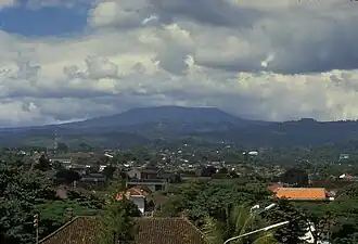 Vue du Tangkuban Parahu depuis Bandung.