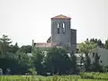 L’imposant clocher de l'église domine le village.