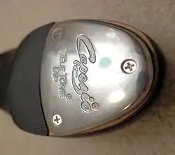 Pièce métallique sous les orteils.