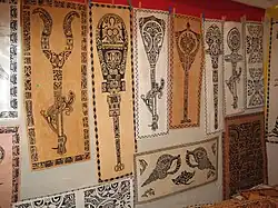 Photo de tapas accrochés au mur d'une boutique.