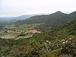 Tarerach, dans un bassin granitique, avec, au-dessus, un tor sur la crête du roc del Moro.