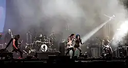 Un groupe de musique jouant sur une scène.