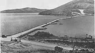 Chaussée reliant l'île à la terre ferme.