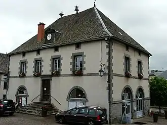 La mairie de Tauves.