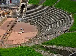 Photographie en couleurs du panorama générale d'un théâtre antique.