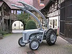 Ferguson TEA 20 avec chargeur Ferguson. Sa forme particulière lui a valu en Angleterre son surnom :  "Banana loader" (Chargeur banane)