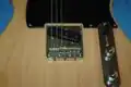 Chevalet d'une guitare électrique de type Telecaster. Les longues vis permettent de régler l'intonation, les petites vis incrustées dans les 3 petits chevalets, la hauteur.
