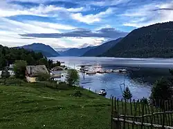 Bateaux et maisons sur le rivage.