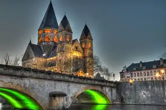 Temple neuf en hiver.