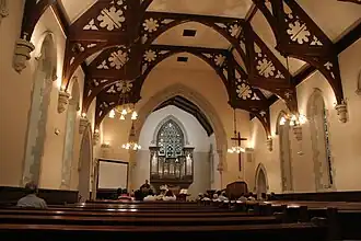 Intérieur avec sa charpente et l'orgue au fond