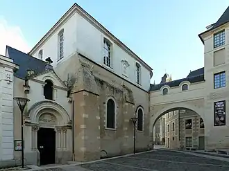 Photographie du temple à gauche, surmonté de l'ancienne salle d'étude, et de la galerie à droite.