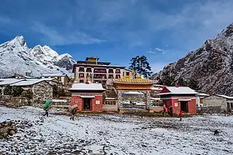 Le monastère de Tengboche est un des monastères les plus importants de la région. Il se situe sur une colline, à la confluence des rivières Dudh Koshi et Imja Khola. À l'arrière-plan, la montagne Ama Dablam culmine à 6 812 m. Le site peut être atteint par une piste montagneuse à partir de Namche Bazaar. Octobre 2015.