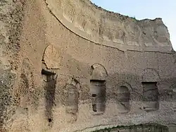 Vestiges de l'exèdre de la palestre orientale.