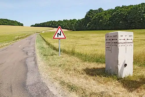 Ancienne borne vicinale sur la D 102.