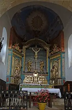 Retable de la Cricifixion dans l'abside entouré des statues de saint Roch et saint Antoine.
