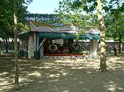 Le manège se trouvant en face de l’Enfer.