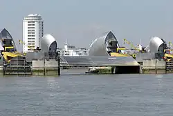 Porte élevée pour entretien