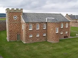 L'intérieur de la chapelle du XVIIIe siècle présente une arcade à deux niveaux sur trois côtés soutenue par des colonnes doriques.