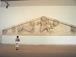 Fronton de la Gorgone. Temple d'Artémis, v.590-580. Corfou, conquise par Corinthe en 733. Calcaire. 22&nbsp;×&nbsp;3,15&nbsp;m. Musée archéologique de Corfou